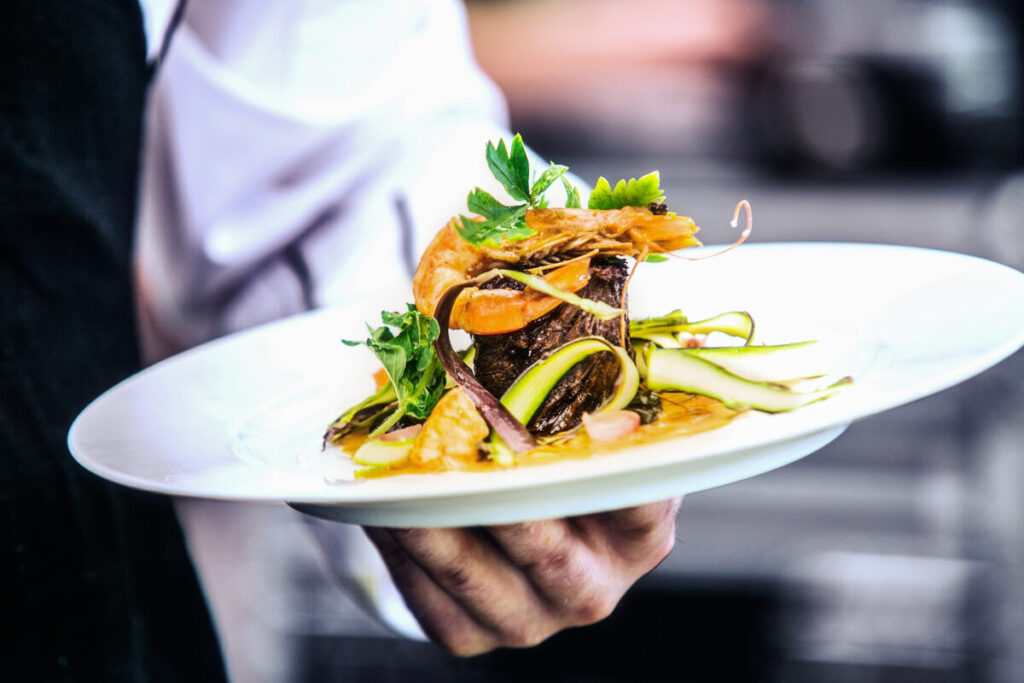 A Food Lover’s Guide to the Best Dining Spots in Holiday Hills, Traverse City